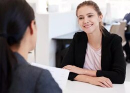 What do interviewers observe in the first 20 seconds of an interview?