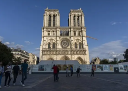 Which style of architecture is Notre Dame Cathedral?